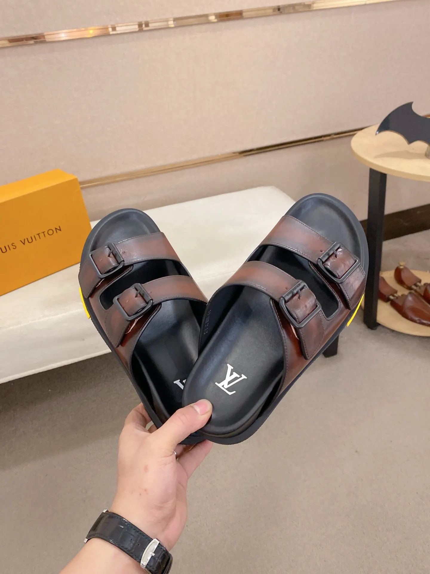 Factory price: 420💰Made by LV🔍Top purchasing agent. Men's spring and summer slippers are available at the same counter. The uppers are made of cowhide imported from Italy. High-quality craftsmanship, soles: original soles specially provided by the original factory, exclusive movable molded soles are super comfortable, original factory follow-up goods, 🔍🔍high quality, can be entered and exited the counter at will, welcome to compare, code number 38-44. Can be customized45